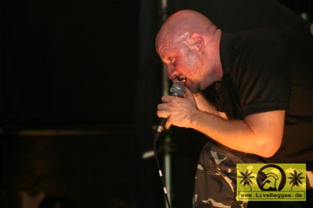 Dr. Ring Ding (D) with Regatta 69 - Ska Mutiny Tour - Conne Island, Leipzig 26. Mai 2007 (11).JPG